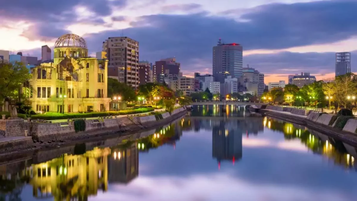 Conheça os melhores lugares para visitar no japão - Hiroshima, Japan skyline at the Atomic Dome.