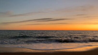 Viagens em 2021. Paisagem do areia, mar e pôr do sol.