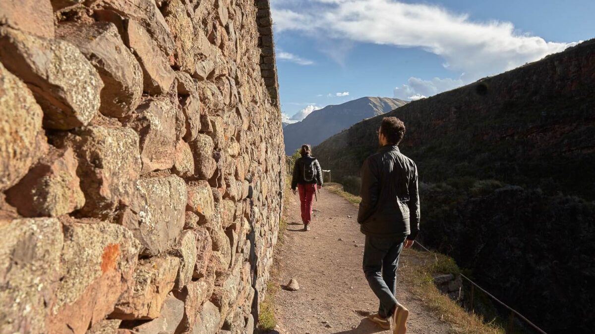 Pessoas caminhando em Peru, Machu Picchu.