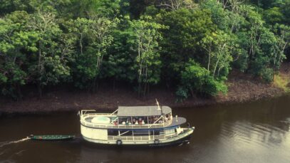 Barco navegando pelo rio na região da Amazônia, um dos melhores destinos do Brasil.