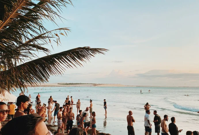 Pessoas aproveitam praias mais bonitas do Brasil na Rota das Emoções.