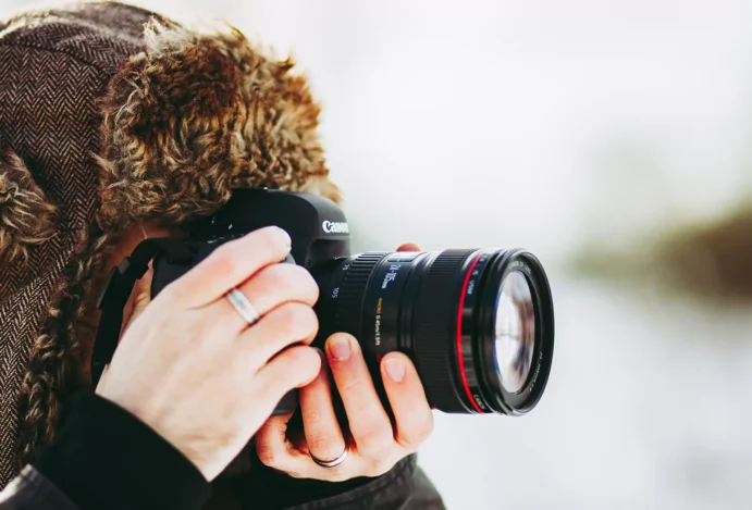 Menina com câmera ilustra viagens fotográficas
