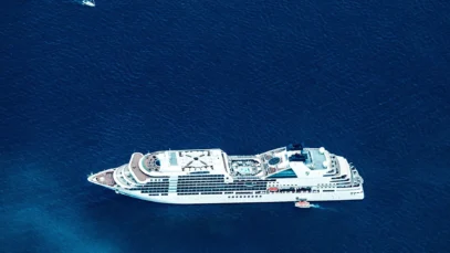 Navio realizando um cruzeiro de expedição