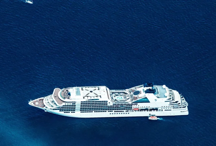 Navio realizando um cruzeiro de expedição