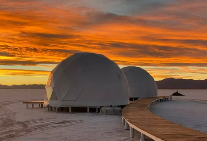 O que há atrás de Pristine Camps, o glamping de salinas Grandes: tecnologia, arquitetura bioclimática e 100% de sustentabilidade