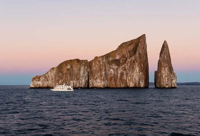 Cruzeiro de expedição ou hotel em terra firme em Galápagos?